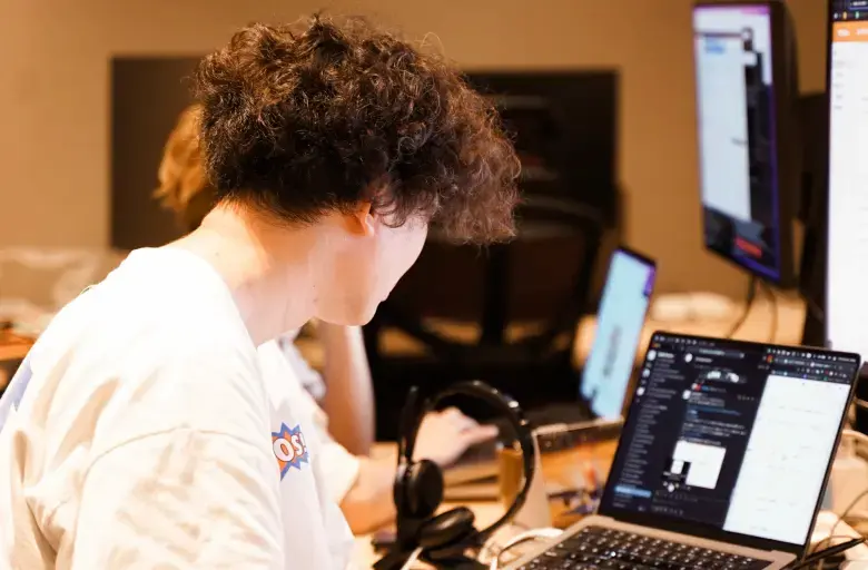 社員が作業している様子