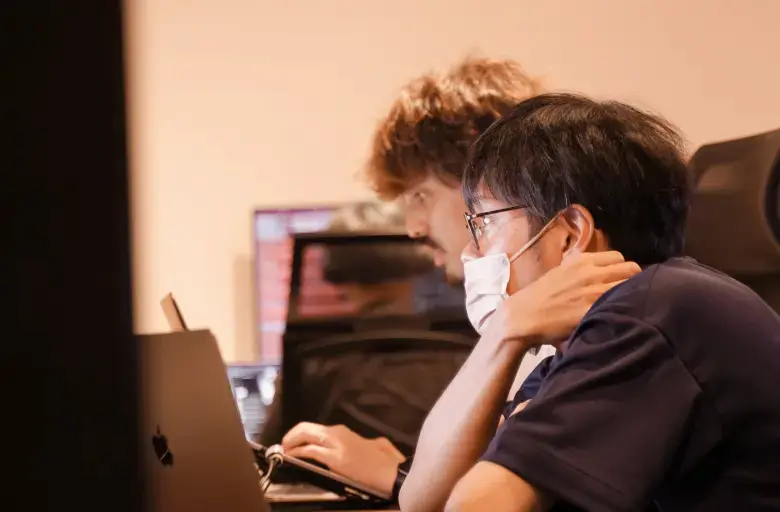 社員が作業している様子"